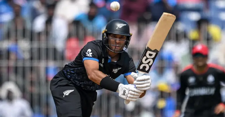 ম্যাচে একটি শট খেলার মুহূর্তে ক্যামেরাবন্দি রাচিন রাভিন্দ্রা